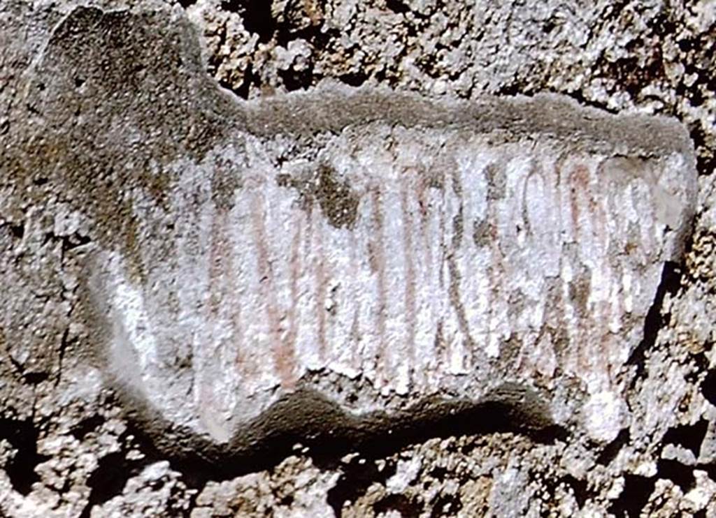 IX.3.20/21 Pompeii. 1964. Red painted inscription on exterior wall to north of entrance doorway of IX.3.20.  Detail from photo by Stanley A. Jashemski.
Source: The Wilhelmina and Stanley A. Jashemski archive in the University of Maryland Library, Special Collections (See collection page) and made available under the Creative Commons Attribution-Non Commercial License v.4. See Licence and use details. J64f1607
