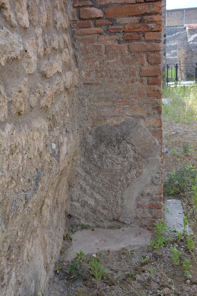 IX.5.2 Pompeii. May 2017. 
Room L, looking north towards pilaster on west side, separating from room k.
Foto Christian Beck, ERC Grant 681269 DCOR.

