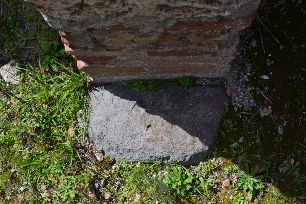 IX.5.2 Pompeii. March 2017. Room L, doorway threshold at south end of west wall, with peristyle p, on left.
Foto Christian Beck, ERC Grant 681269 DCOR.
