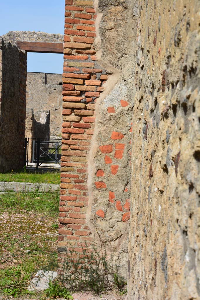 IX.5.2 Pompeii. March 2017. Room L, east side, looking north to pilaster separating from room k.
Foto Christian Beck, ERC Grant 681269 DCOR.
