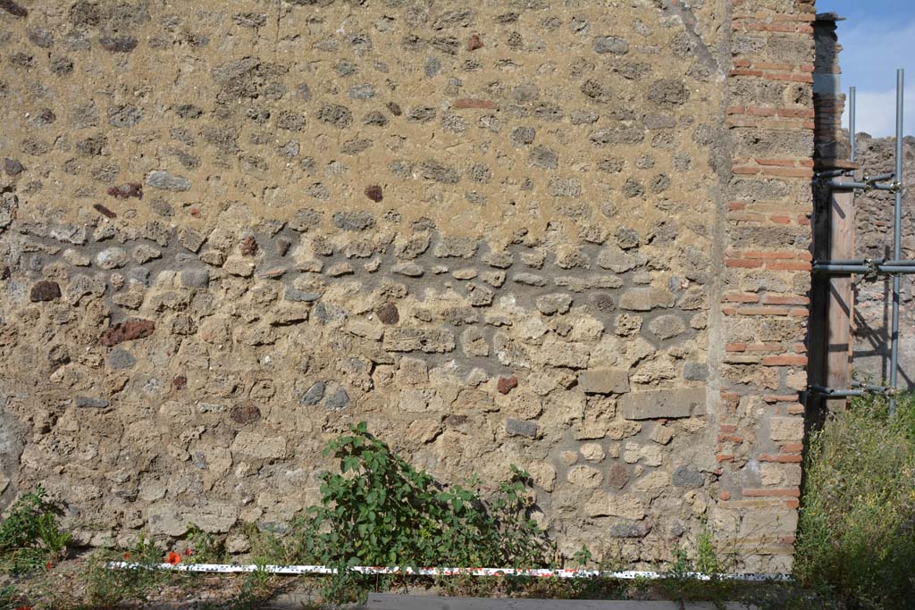 IX.5.2 Pompeii. May 2017. Room L, east wall at south end.
Foto Christian Beck, ERC Grant 681269 DCOR.

