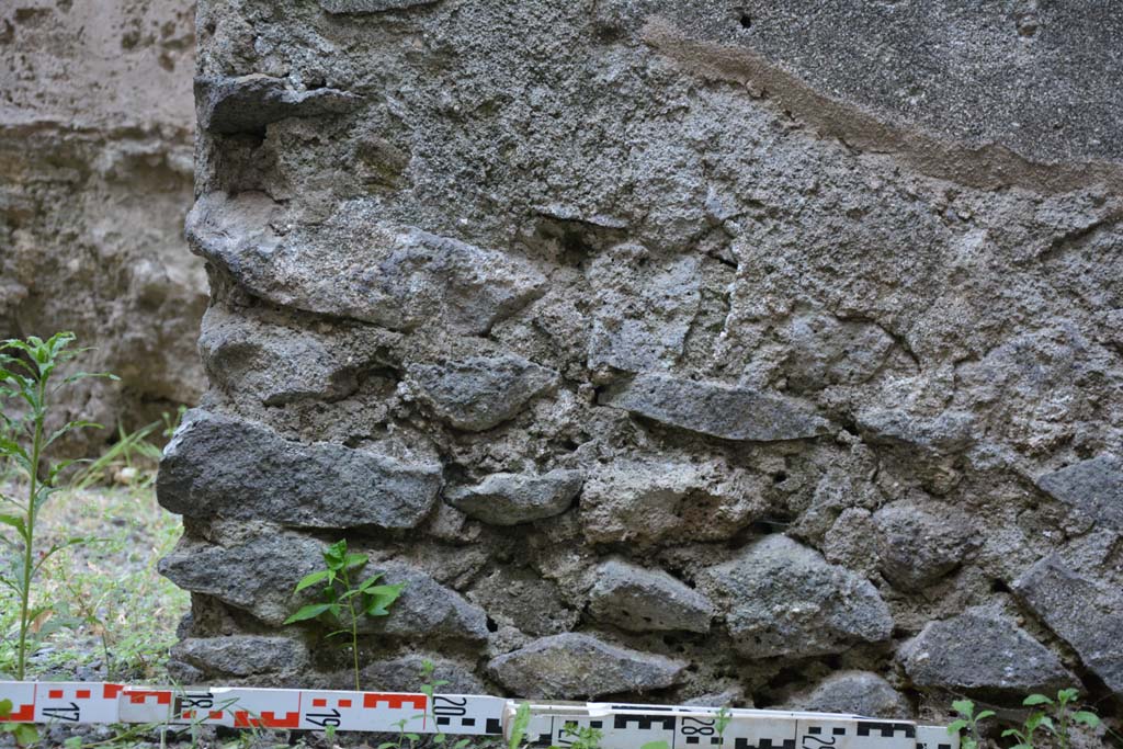 IX.5.2 Pompeii. May 2017. Room o, looking east to detail from lower south side of doorway.
Foto Christian Beck, ERC Grant 681269 DCOR.

