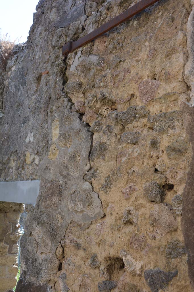 IX.5.2 Pompeii. May 2017. 
Room z, looking east along upper south wall towards doorway to peristyle p.
Foto Christian Beck, ERC Grant 681269 DCOR.

