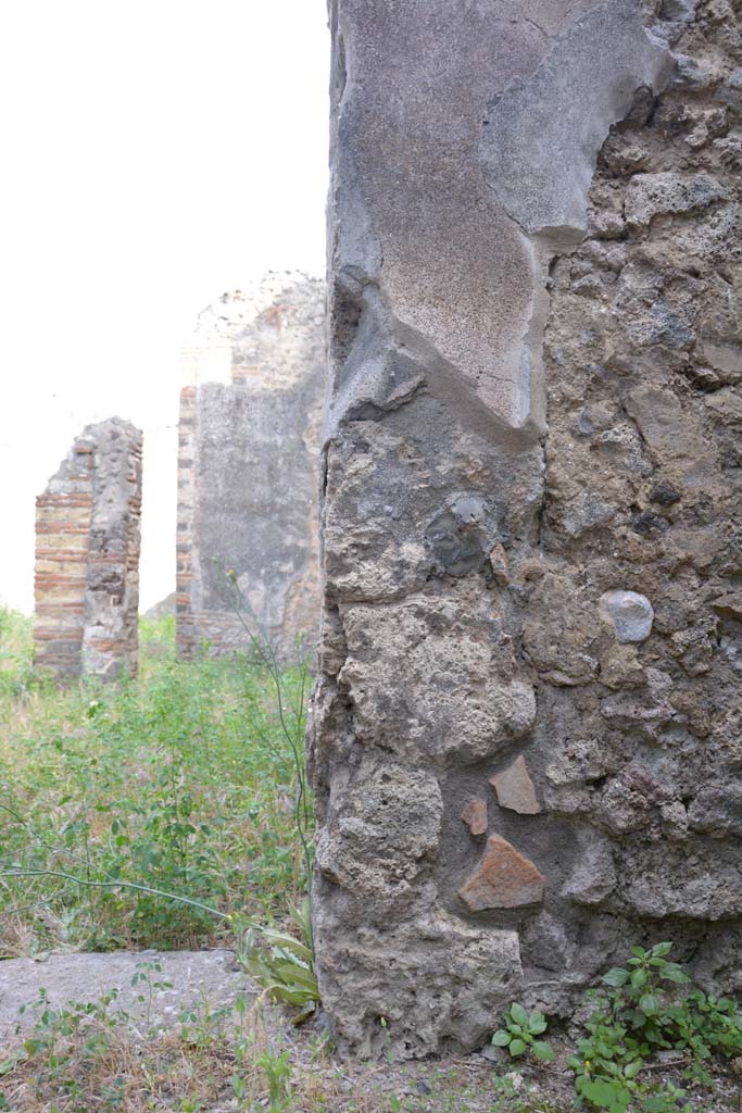 IX.5.2 Pompeii. May 2017. Corridor m, looking south through doorway towards peristyle p.
Foto Christian Beck, ERC Grant 681269 DCOR.
