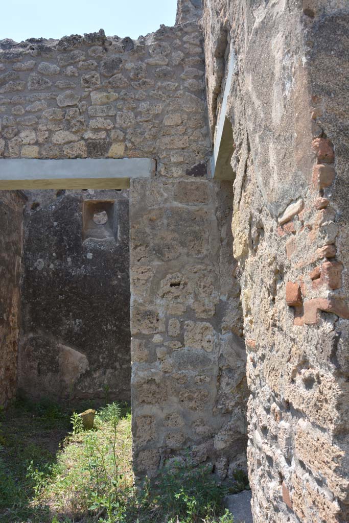 IX.5.2 Pompeii. May 2017. 
Peristyle p, looking west from south end of corridor m, on right, towards doorway to room q, on left.
Foto Christian Beck, ERC Grant 681269 DCOR.
