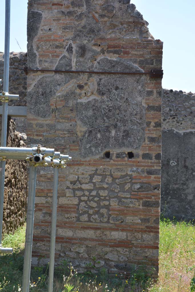 IX.5.2 Pompeii. May 2017. Peristyle p, detail of pilaster on east side of room v.
Foto Christian Beck, ERC Grant 681269 DCOR.
