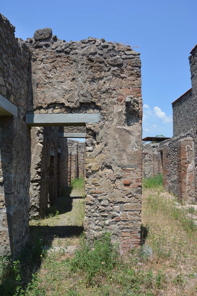 IX.5.2 Pompeii. May 2017. 
Peristyle p, looking north towards corridor m, on left, and room L, on right.
Foto Christian Beck, ERC Grant 681269 DCOR.
