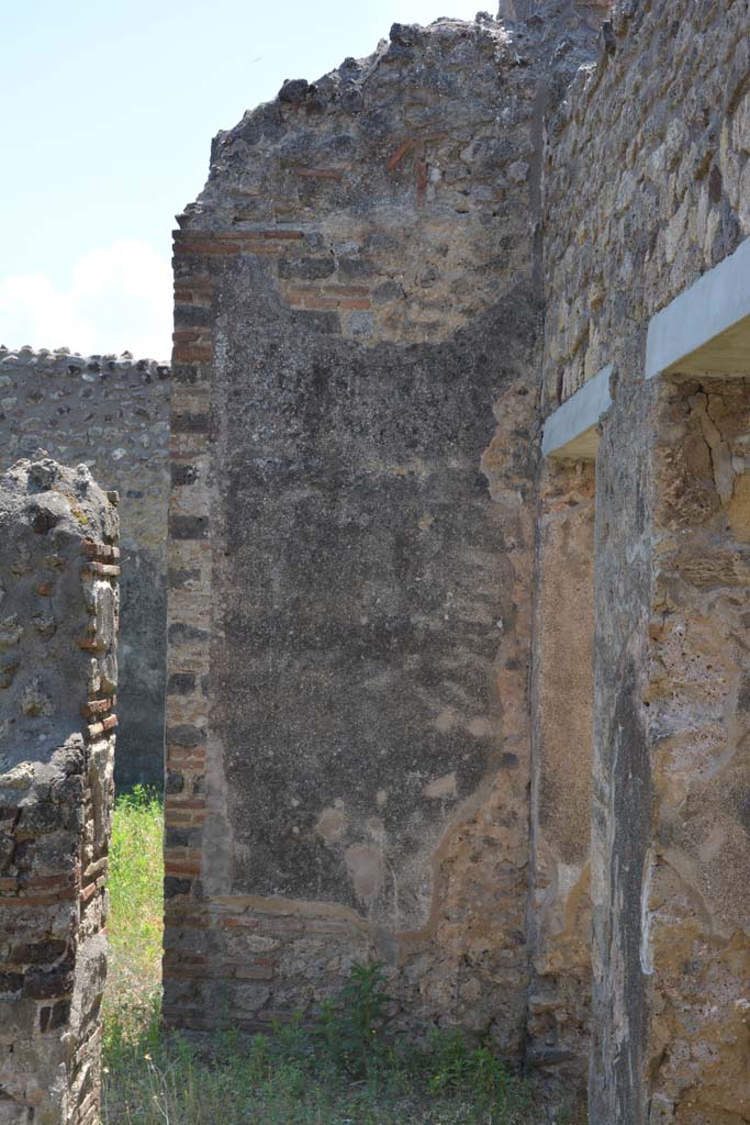 IX.5.2 Pompeii. May 2017. Peristyle p, looking south on west side, with doorways to room w and r, on right.
Foto Christian Beck, ERC Grant 681269 DCOR.
