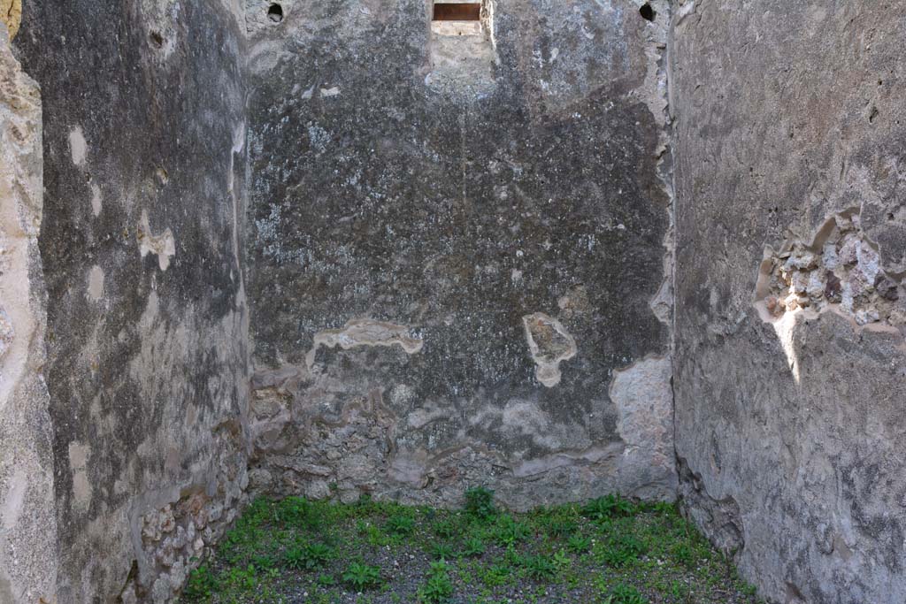 IX.5.2 Pompeii. March 2017. Room r, looking west from entrance doorway. 
Foto Christian Beck, ERC Grant 681269 DCOR.

