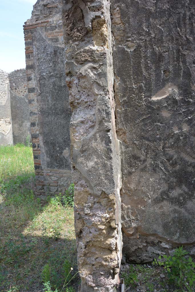 IX.5.2 Pompeii. May 2017. Room r, looking south to doorway pilaster.
Foto Christian Beck, ERC Grant 681269 DCOR.

