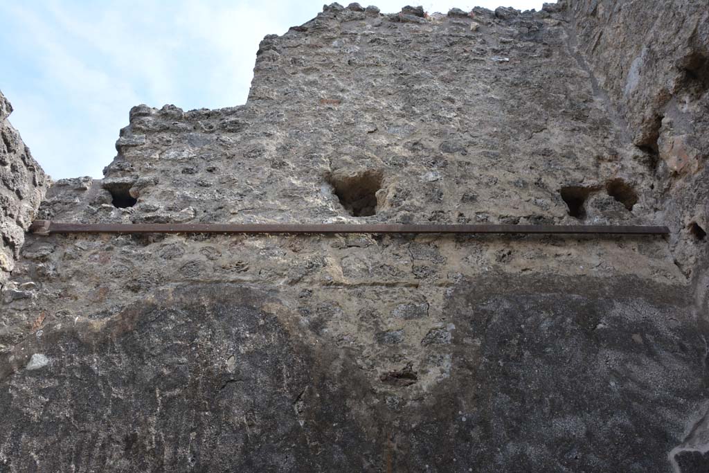 IX.5.2 Pompeii. May 2017. Room r, upper south wall. 
Foto Christian Beck, ERC Grant 681269 DCOR.
