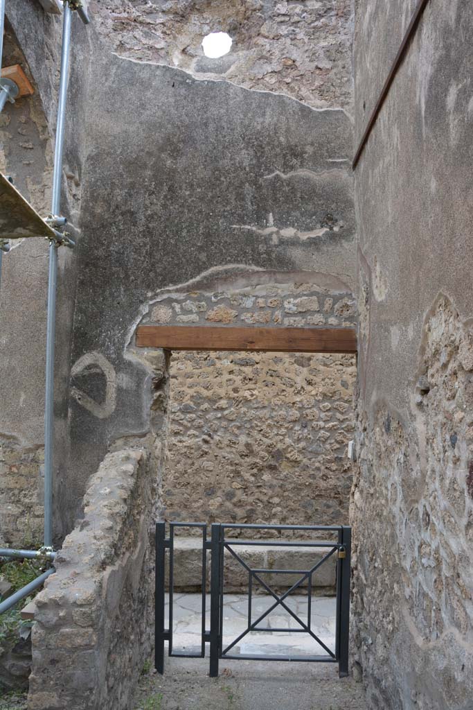 IX.5.2 Pompeii. May 2017. Room w, looking west towards IX.5.22.
Foto Christian Beck, ERC Grant 681269 DCOR.
