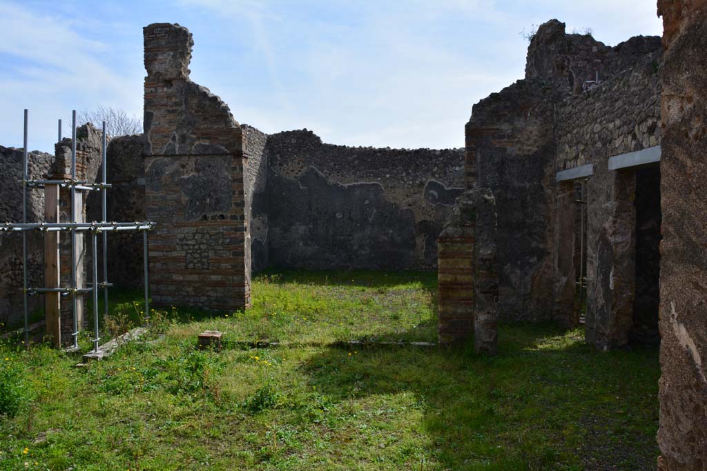 IX.5.2 Pompeii. March 2017. Peristyle p, looking towards south side and room v, in centre.
Foto Christian Beck, ERC Grant 681269 DCOR.

