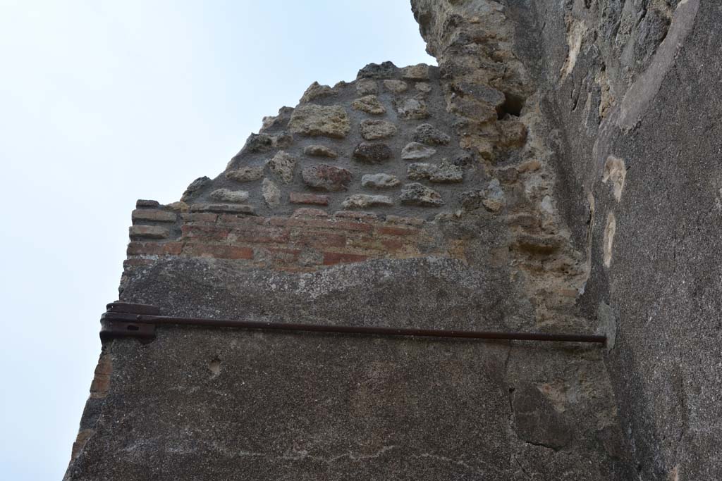 IX.5.2 Pompeii. May 2017. Room v, upper north wall in north-east corner.
Foto Christian Beck, ERC Grant 681269 DCOR.
