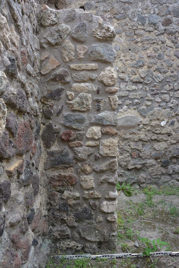 IX.5.2 Pompeii. May 2017. 
Room x, looking west towards south side of doorway in south-west corner. 
Foto Christian Beck, ERC Grant 681269 DCOR.
