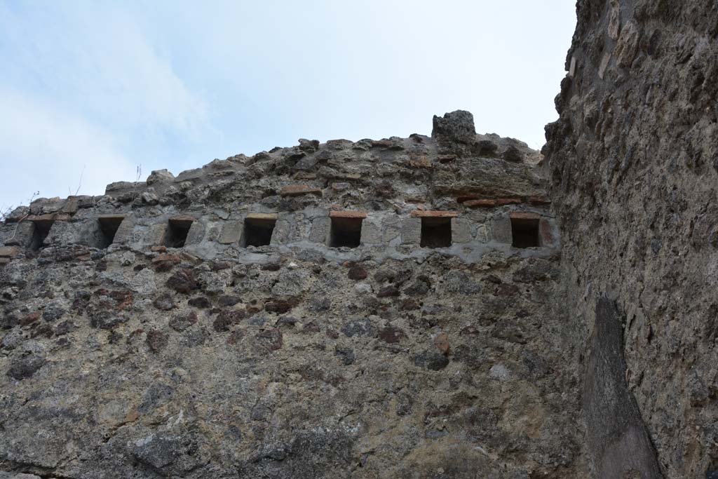 IX.5.2 Pompeii. May 2017. Room y, upper south wall above south-west corner.
Foto Christian Beck, ERC Grant 681269 DCOR.
