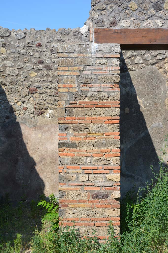 IX.5.2 Pompeii. May 2017. 
Atrium b, looking east towards pilaster between room d, on left, and room e.
Foto Christian Beck, ERC Grant 681269 DCOR.
