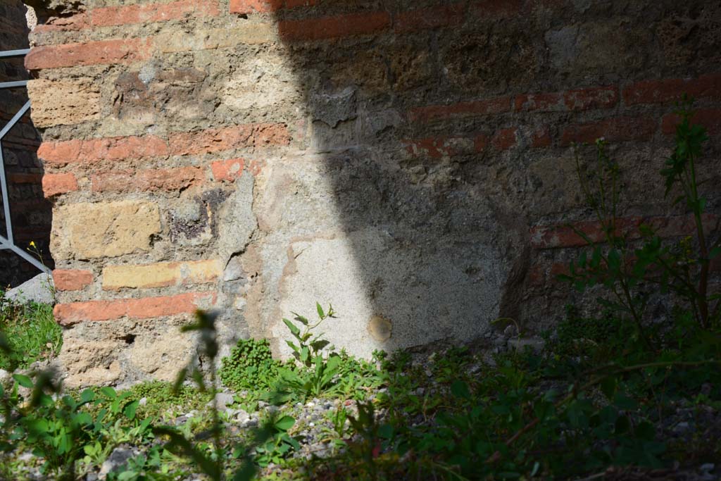 IX.5.2 Pompeii. March 2017. Room e, lower north wall at west end with remaining plaster from zoccolo.
Foto Christian Beck, ERC Grant 681269 DCOR.

