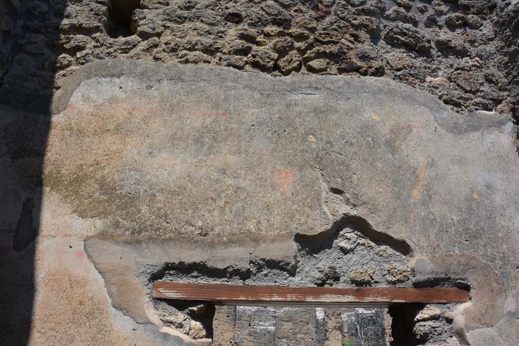 IX.5.2 Pompeii. May 2017. Room ‘f’, painted decoration above doorway to IX.5.1 on north wall.
Foto Christian Beck, ERC Grant 681269 DÉCOR.
