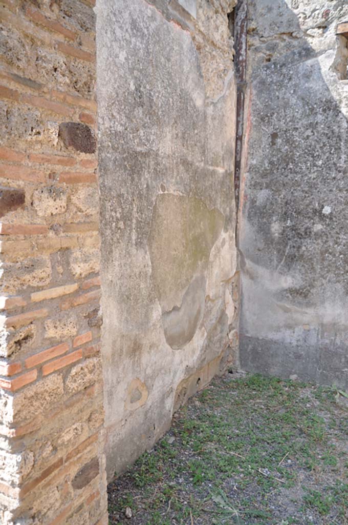 X.5.2 Pompeii. July 2017. Room ‘f’, looking west from doorway towards south wall, with bed recess.
Foto Annette Haug, ERC Grant 681269 DÉCOR
