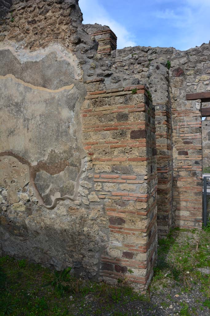 IX.5.2 Pompeii. March 2017. Room ‘b’, north-west corner of atrium.
On the left is the north wall of room ‘h’, centre right is the doorway to room ‘f’, and doorway linking to IX.5.1, on right.
Foto Christian Beck, ERC Grant 681269 DÉCOR.
