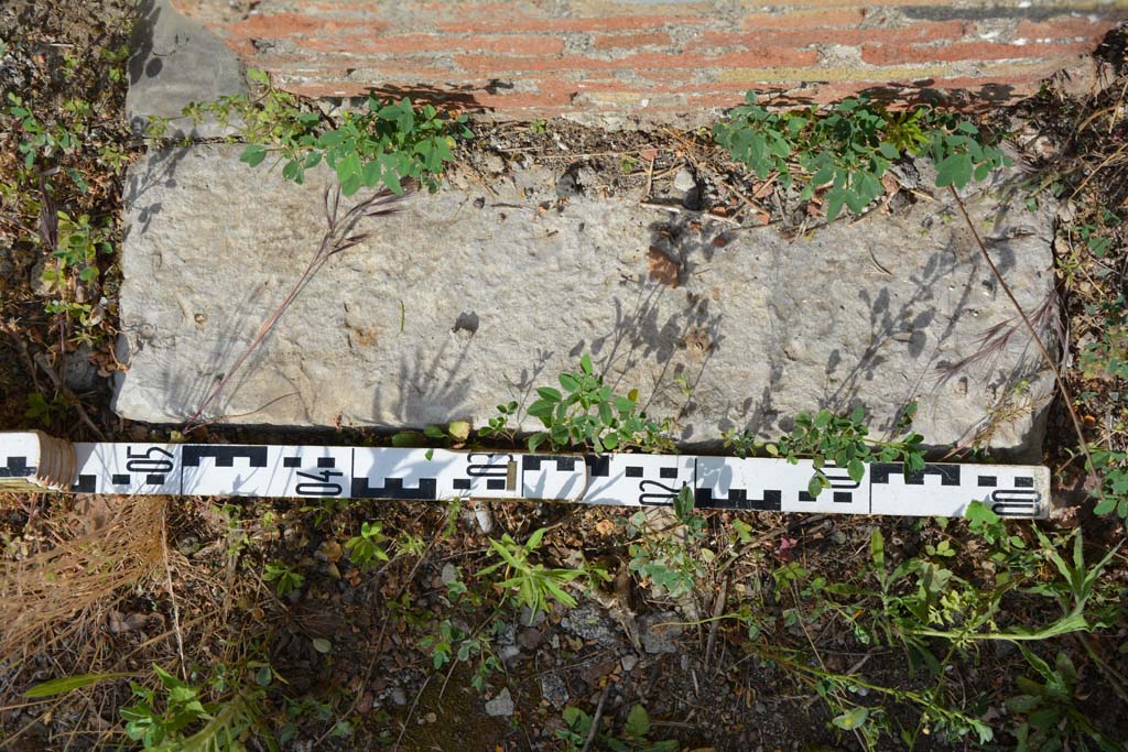 IX.5.2 Pompeii. May 2017. Room k, east side, detail of doorway threshold, separating from room L, on right. 
Foto Christian Beck, ERC Grant 681269 DCOR.
