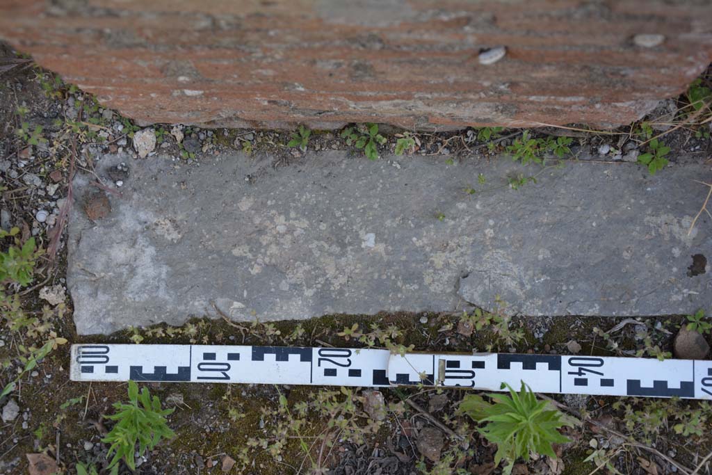 IX.5.2 Pompeii. May 2017. Room k, detail of doorway threshold separating west wall from room L, on left.
Foto Christian Beck, ERC Grant 681269 DCOR.

