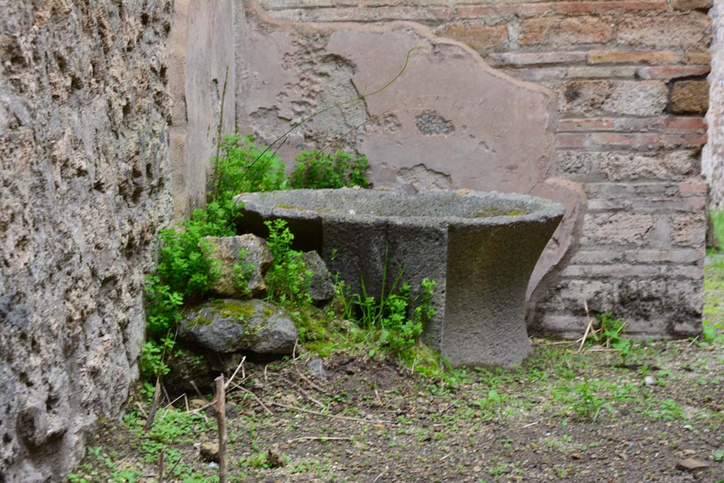 IX.5.4 Pompeii. March 2017. Room c, fragment of mill in north-west corner.
Foto Christian Beck, ERC Grant 681269 DCOR.
