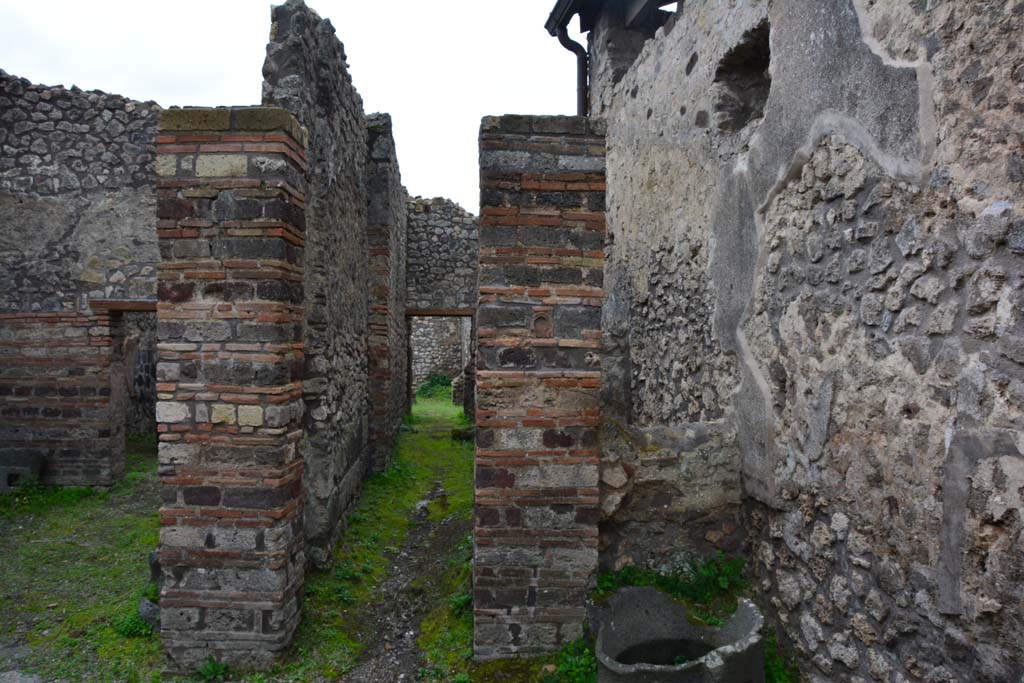 IX.5.4 Pompeii. March 2017. Room e, looking south towards doorway from room b.
Foto Christian Beck, ERC Grant 681269 DCOR.
