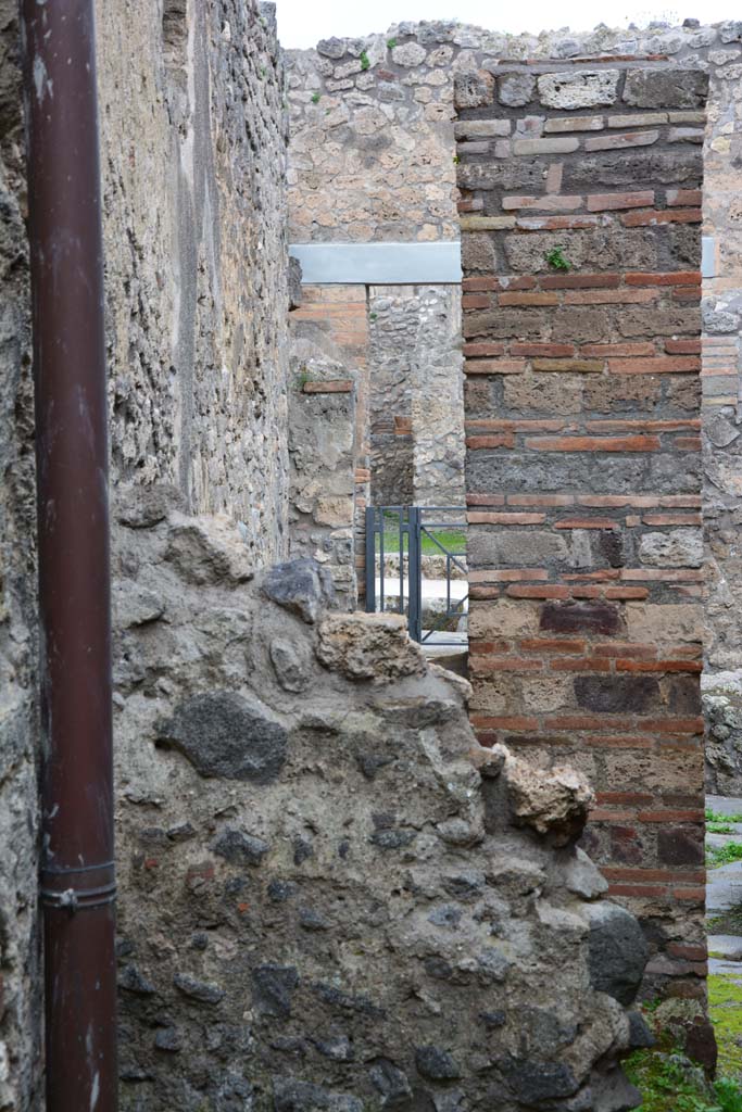 IX.5.4 Pompeii. March 2017. Room e, looking north towards wall of structure in north-west corner.
Foto Christian Beck, ERC Grant 681269 DCOR.

