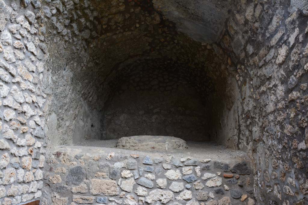 IX.5.4 Pompeii. March 2017. Room f, oven.
Foto Christian Beck, ERC Grant 681269 DCOR.

