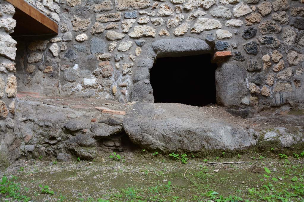 IX.5.4 Pompeii. March 2017. Room f, oven on east side, with rear of recess from room c, on left, at north end.
Foto Christian Beck, ERC Grant 681269 DCOR.
