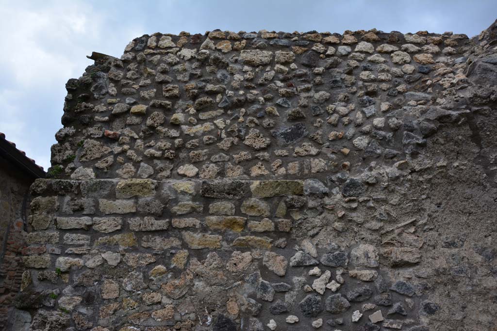 IX.5.4 Pompeii. March 2017. Room g, detail of upper north wall, on east side of doorway from room f.
Foto Christian Beck, ERC Grant 681269 DCOR.
