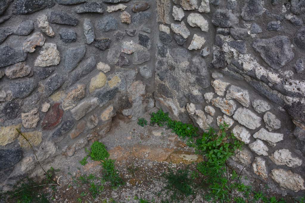 IX.5.4 Pompeii. March 2017. Room g. lower north-east corner. 
Foto Christian Beck, ERC Grant 681269 DCOR.
