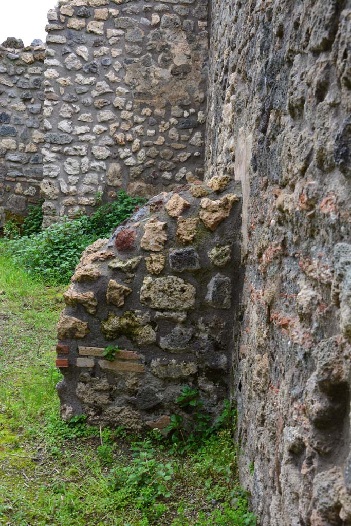 IX.5.4 Pompeii. March 2017. 
Room g, south wall in south-west corner, on west side of doorway into room h.
Foto Christian Beck, ERC Grant 681269 DÉCOR.
