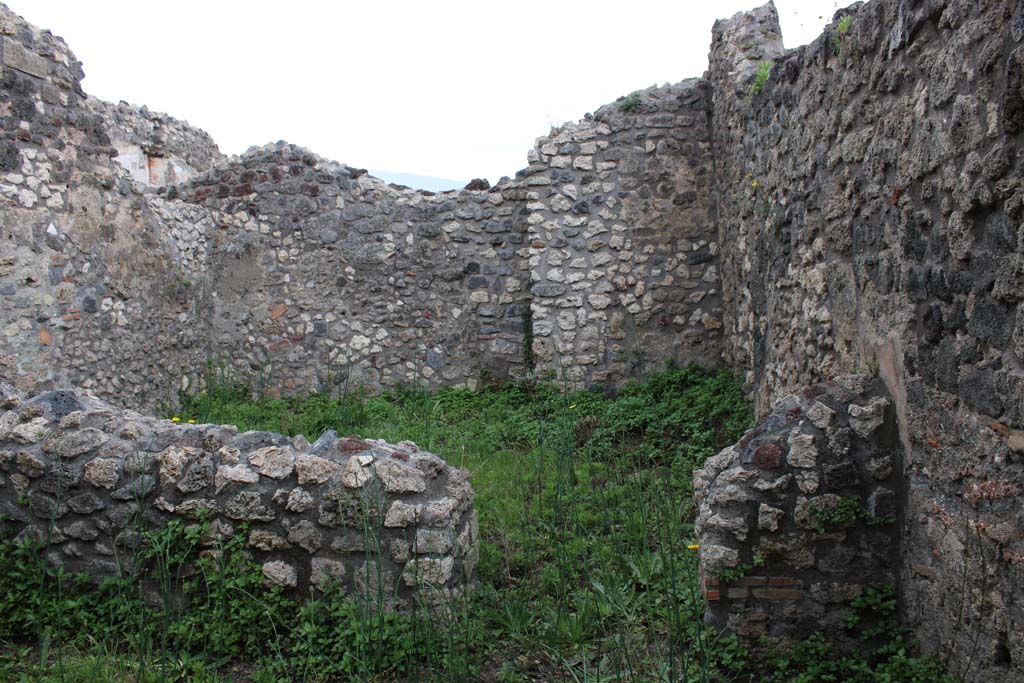 IX.5.4 Pompeii. March 2019. Room g, south wall with doorway into room h.
Foto Christian Beck, ERC Grant 681269 DCOR.
