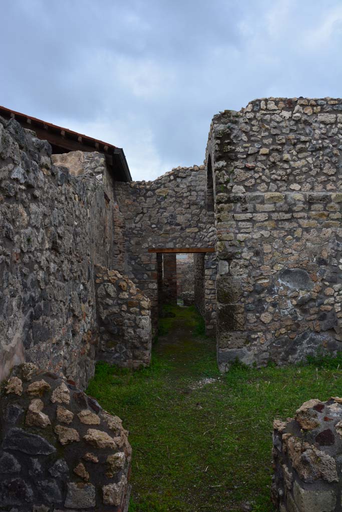 IX.5.4 Pompeii. March 2017. Room h, doorway into room g, looking north to room f with oven.
Foto Christian Beck, ERC Grant 681269 DCOR.
