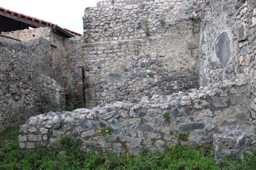 IX.5.4 Pompeii. March 2019. Room h, north wall on east side of doorway to room g.
Foto Christian Beck, ERC Grant 681269 DCOR.

