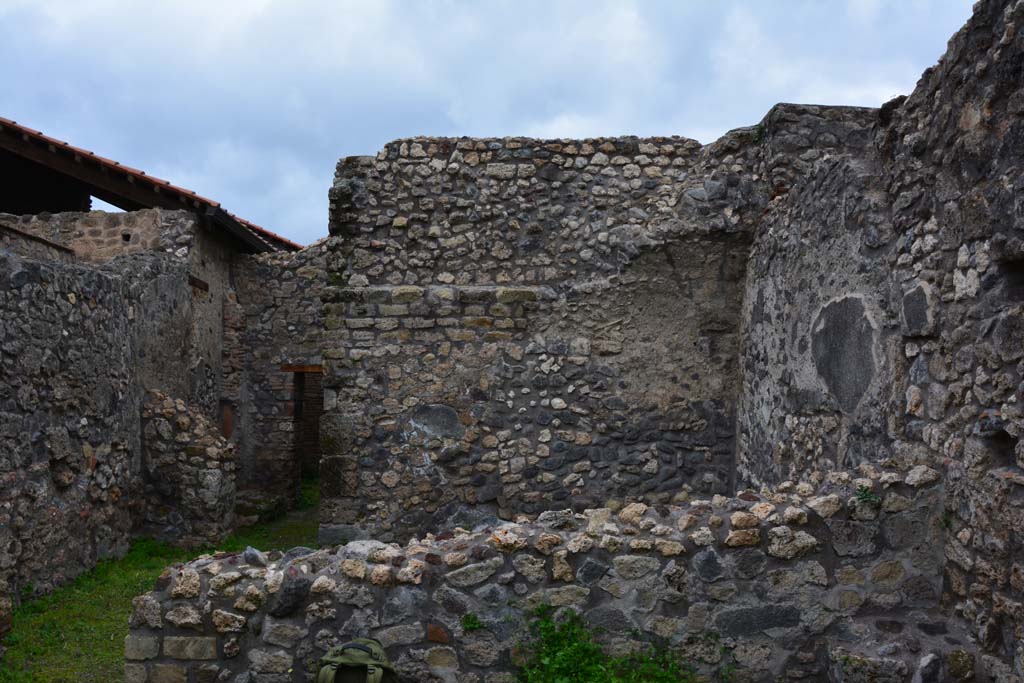 IX.5.4 Pompeii. March 2017. Room h, north wall, looking into room g.
Foto Christian Beck, ERC Grant 681269 DCOR.
