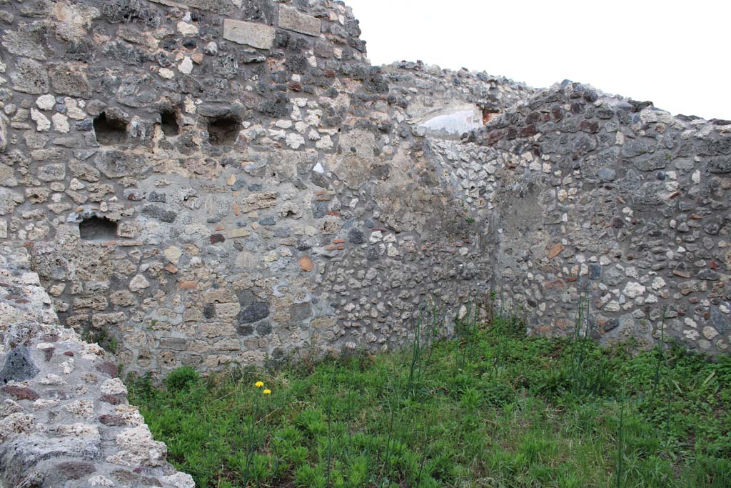 IX.5.4 Pompeii. March 2019. Room h, east wall and south-east corner. 
Foto Christian Beck, ERC Grant 681269 DCOR.
