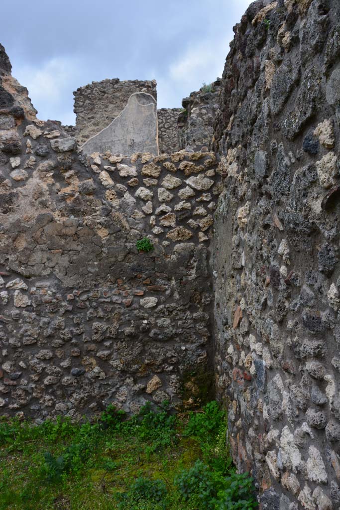 IX.5.4 Pompeii. March 2017. Room h, looking towards east wall in south-east corner.
Foto Christian Beck, ERC Grant 681269 DCOR.
