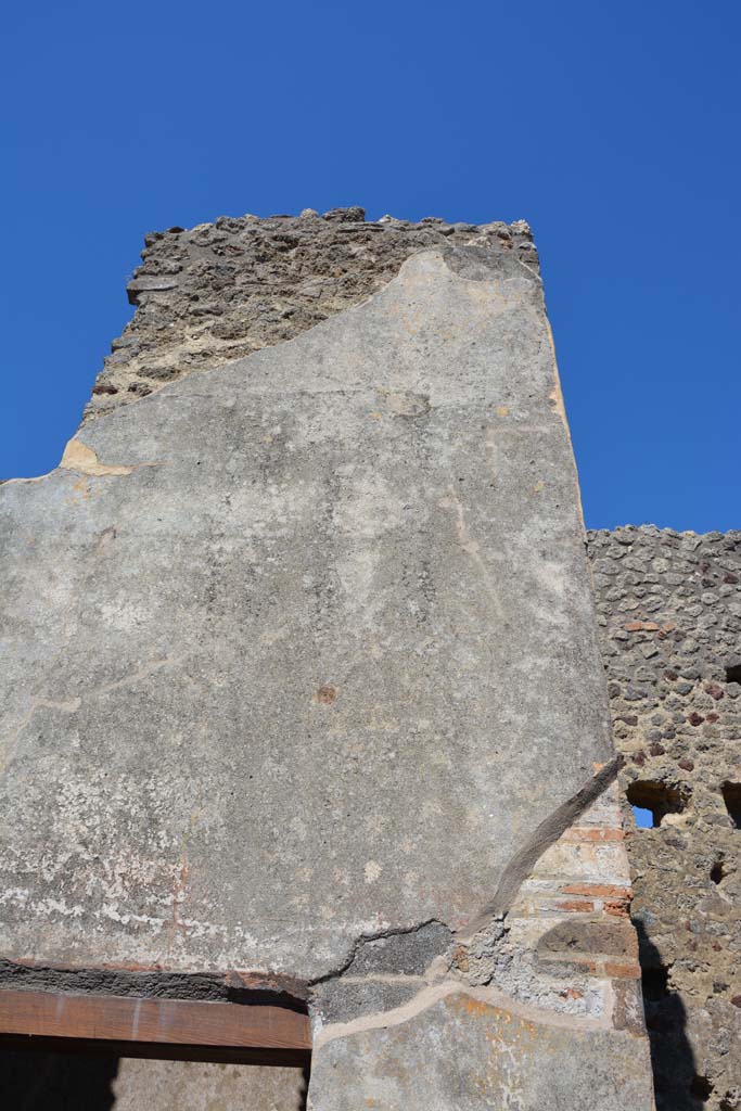 IX.5.6 Pompeii. May 2017. Room n, east side, upper wall above doorway to room p. 
Foto Christian Beck, ERC Grant 681269 DCOR.

