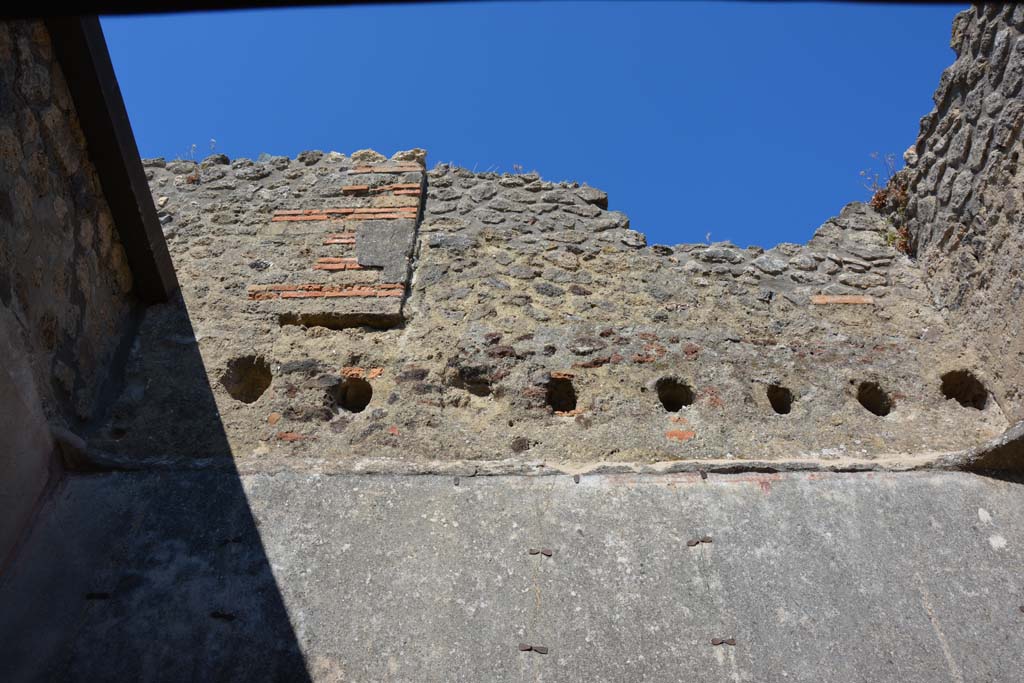 IX.5.6 Pompeii. May 2017. Room o, upper east wall.  
Foto Christian Beck, ERC Grant 681269 DCOR.
