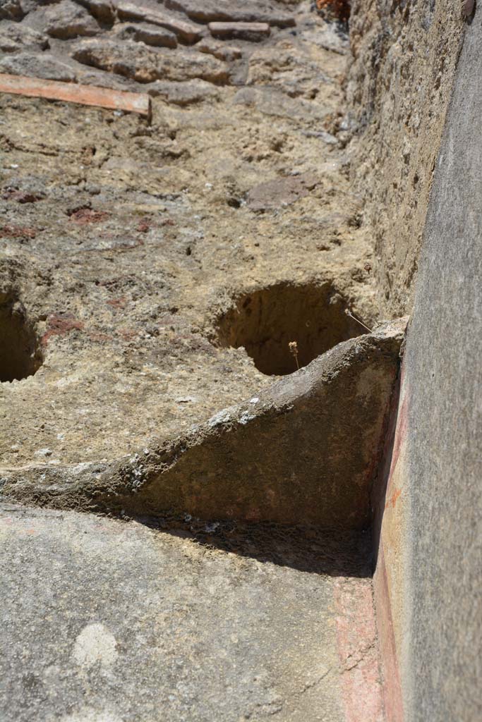 IX.5.6 Pompeii. May 2017. 
Room o, detail from east wall and part of ceiling in south-east corner.  
Foto Christian Beck, ERC Grant 681269 DCOR.


