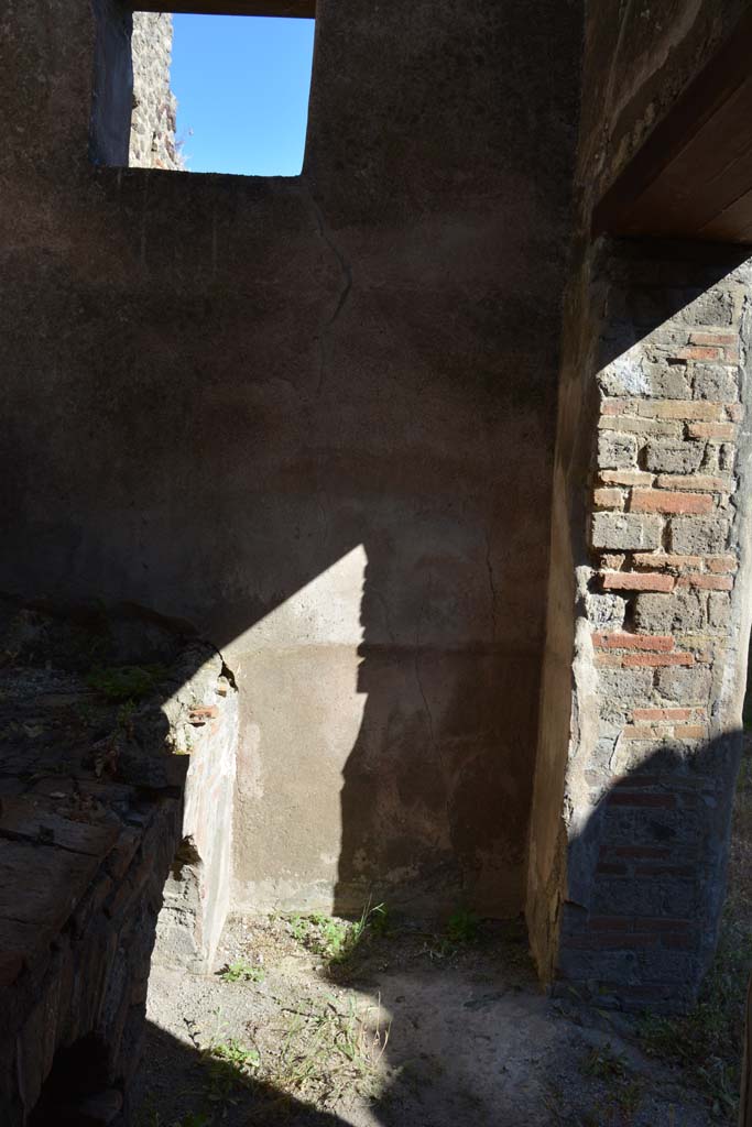 IX.5.6 Pompeii. May 2017. 
Room p, looking towards south wall, south-west corner and doorway in west wall.
Foto Christian Beck, ERC Grant 681269 DCOR.

