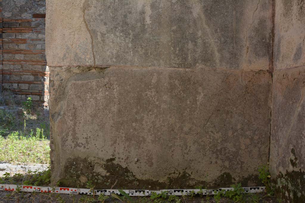 IX.5.6 Pompeii. May 2017. Room r, lower east wall in south-east corner.
Foto Christian Beck, ERC Grant 681269 DCOR.
