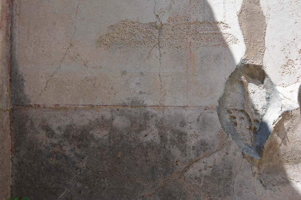 IX.5.6 Pompeii. May 2017. Room r, lower west wall in south-west corner with remaining painted decoration.
Foto Christian Beck, ERC Grant 681269 DCOR.

