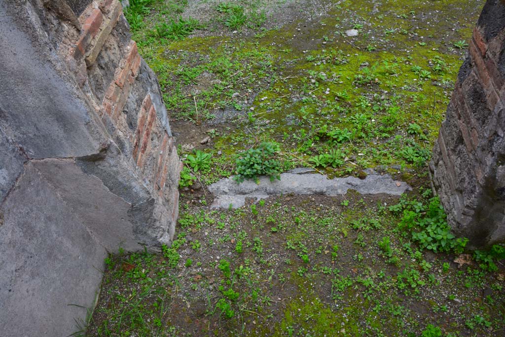 IX.5.6 Pompeii. March 2017. Room r, looking west towards doorway threshold. 
Foto Christian Beck, ERC Grant 681269 DCOR.

