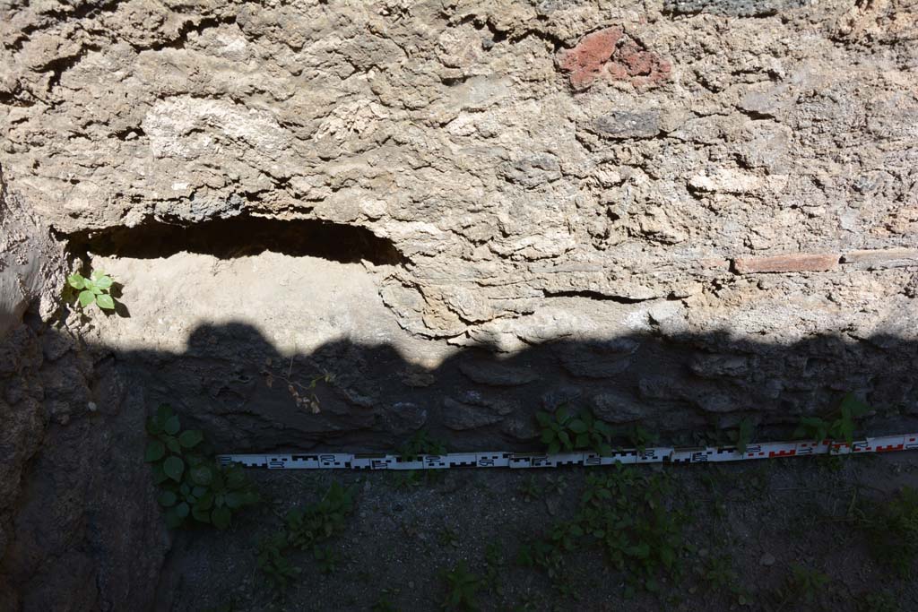 IX.5.6 Pompeii. May 2017. Room t, lower north wall at west end.
Foto Christian Beck, ERC Grant 681269 DCOR.
