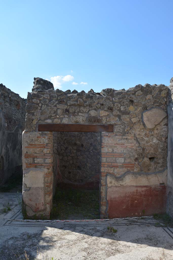 IX.5.6 Pompeii. May 2017. 
Looking north in east ala e, towards north wall with doorway to room f.
Foto Christian Beck, ERC Grant 681269 DCOR.

